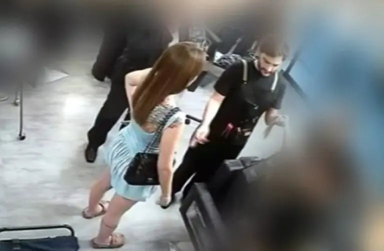 Mulher esfaqueia cabeleireiro