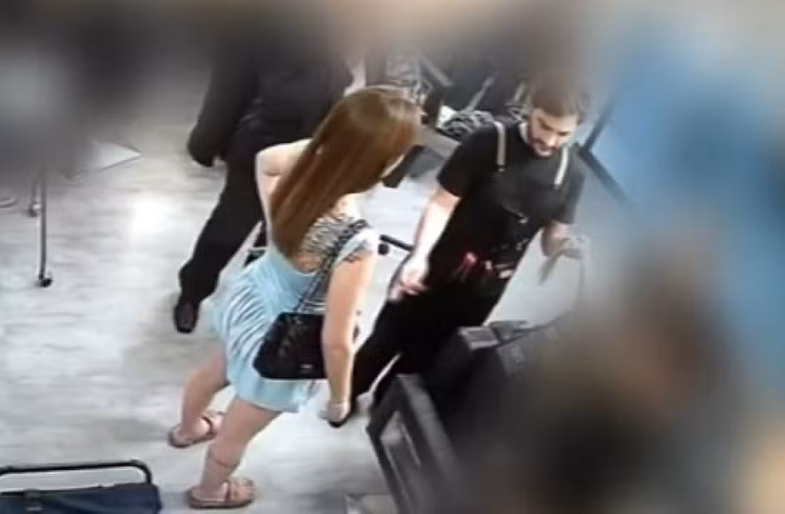 Mulher esfaqueia cabeleireiro