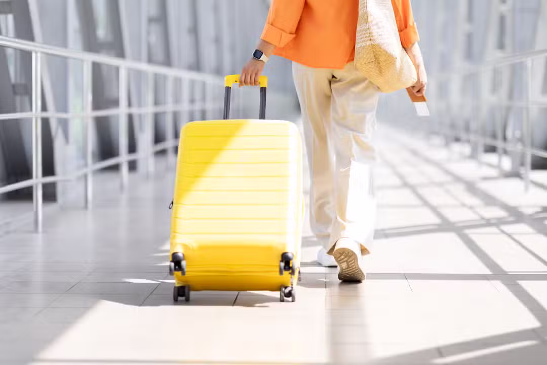 Mulher puxando mala de viagem