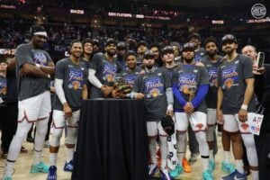 Fãs do New York Knicks tomam as ruas de Nova York após vaga na final da NBA depois de 27 anos