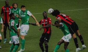 Nice abre 1 a 0 sobre St. Etienne com gol de Clauss aos 62 minutos em jogo decisivo ao vivo