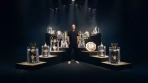 Pep Guardiola se despede do Manchester City com vinte mil torcedores nas ruas e video de Michael Jordan