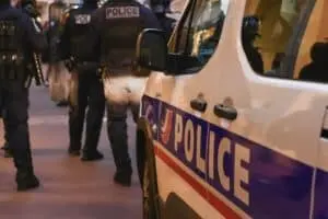 Autópsia na França revela estupro antes de brutal assassinato de menina de 11 anos e intensifica debate sobre crimes contra crianças