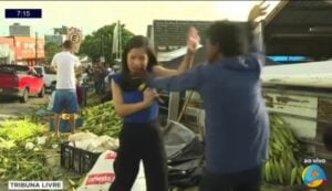 Repórter Jéssica Aquino é agredida ao vivo durante entrada no Mercado Central de João Pessoa