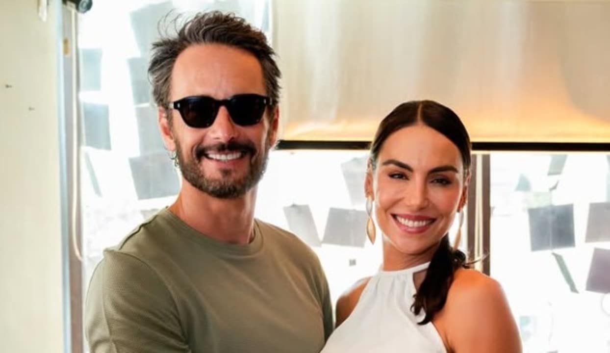 Cora, filha de Rodrigo Santoro e Mel Fronckowiak, usa papete em formato de dragão na Espanha