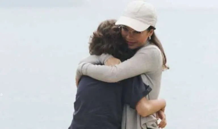 Sandy abraçada com o filho