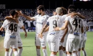 Santos x Vitória pelo Brasileirão Betano: onde assistir ao vivo e escalações prováveis