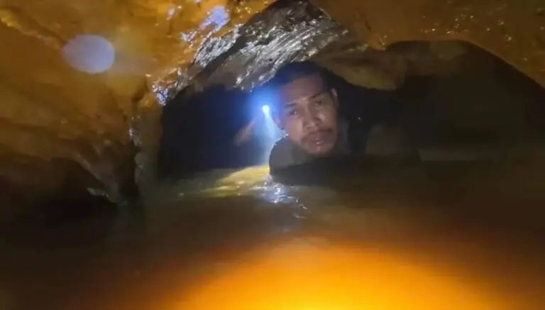 Socorrista enviado para resgatar homens presos em caverna