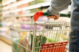 Salário mínimo de 2027: entenda o impacto do aumento de R$ 96 nas suas compras