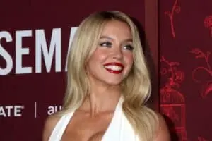 Sydney Sweeney populariza moda de lingerie aparente e impulsiona sua marca nos EUA