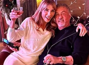 Sylvester Stallone aparece com bengala em foto de aniversário de casamento, levantando preocupações sobre sua saúde aos 79 anos