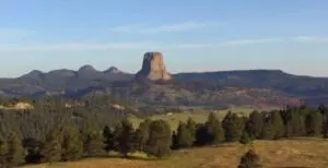 와이오밍의 데블스 타워(Devil’s Tower)는 영화 속 외계인에 대한 집착을 불러일으킵니다.