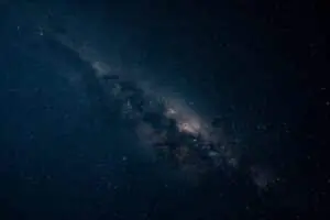 Astrônomos identificam galáxia rádio em forma de arco e flecha traçando choque de 1,8 milhão de anos-luz