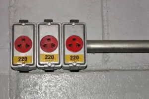 神話か真実か: 220V の電圧は電気代を 110V 以上節約しますか?