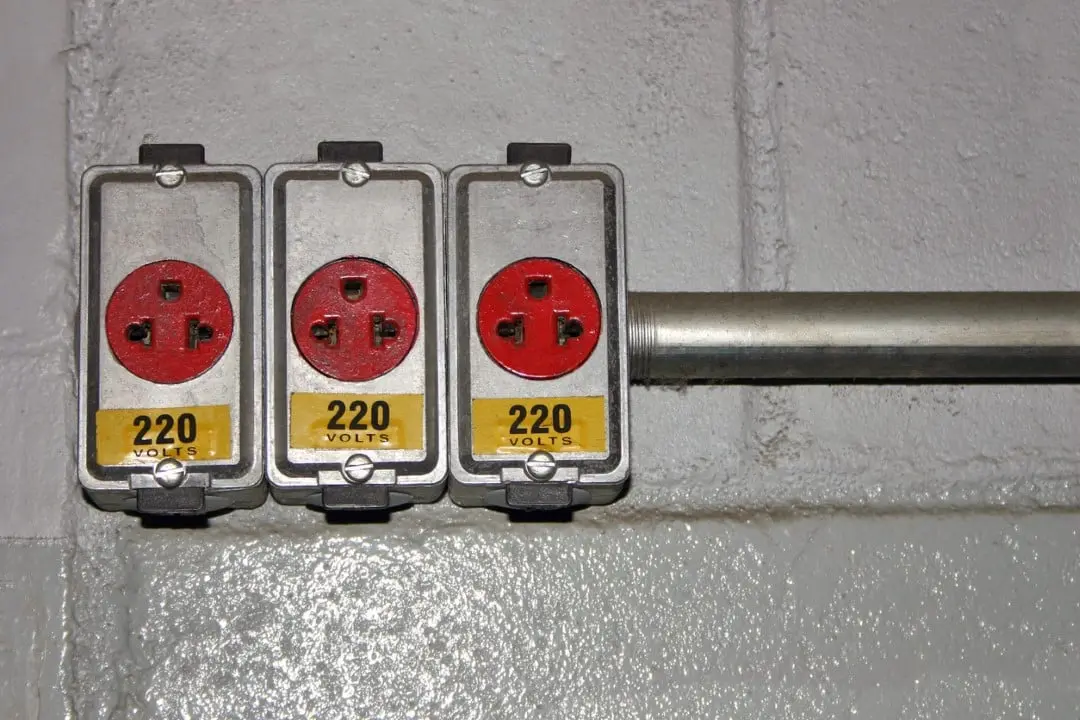 Voltagem de 220 V, tomada