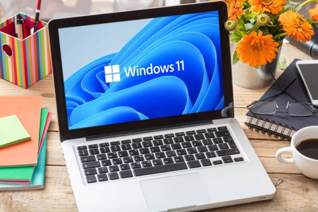 Windows 11 na tela de um laptop, mesa de escritório, trabalho