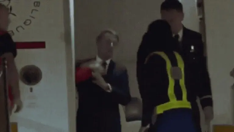 Macron recebeu tapa da esposa por troca de mensagens 'picantes' - Internet