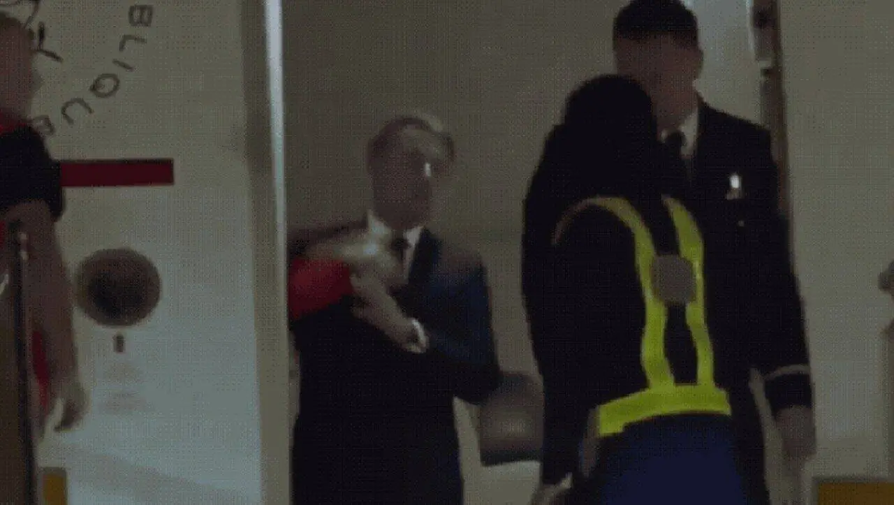 Brigitte Macron menyerang suaminya, presiden Prancis, karena pesan sensual dengan aktris, penulis detailnya