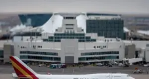 Frontier Airlines uçağı Denver’da kalkış sırasında yayaya çarptı; uçuş iptal edildi