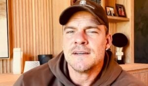 Amazon MGM Studios fecha acordo de 3 anos com Alan Ritchson para séries exclusivas do Prime Video