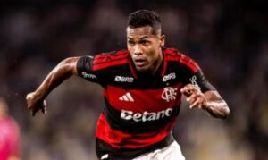 Flamengo negocia renovação de contrato com Alex Sandro até 2027