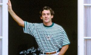 วิดีโอแสดงให้เห็น Ayrton Senna สวมเข็มขัดไตรรงค์หลังจากเซาเปาโลคว้าแชมป์สมัยที่สองในปี 1993