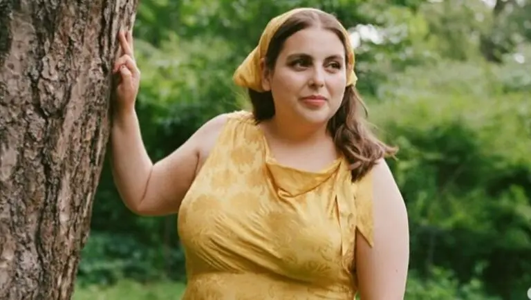 Beanie Feldstein - @beaniefeldstein