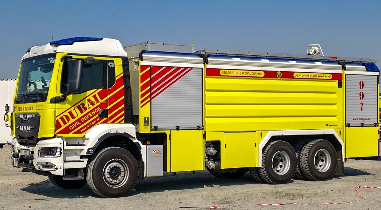Bombeiros de Dubai, caminhão de bombeiros de Dubai - Allora Empire Art / Shutterstock.com