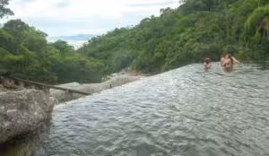 Turistas são rendidos e amarrados em assalto na trilha da Cachoeira do Jarrão em Palhoça