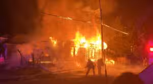 Incêndio violento em Portland fere três bombeiros e destrói residência no bairro Belmont  nos EUA