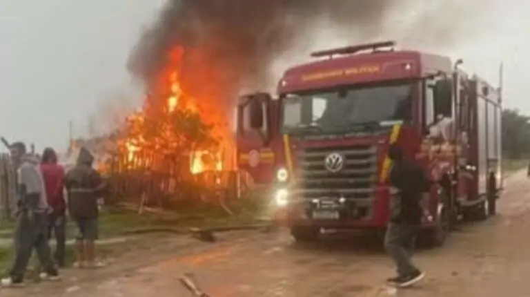 Casa pega fogo após ser atingida por raio no RS - Corpo de Bombeiros de Rio Grande/Divulgação