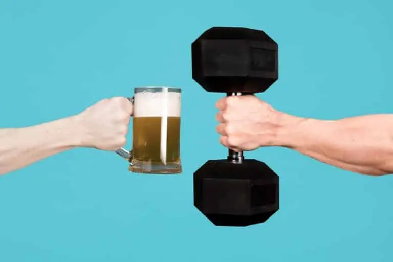 copo de cerveja e haltere