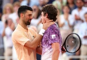 João Fonseca derrota Novak Djokovic em Roland Garros na Philippe Chatrier em Paris