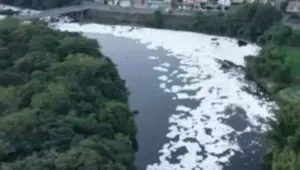 Espuma tóxica volta a cobrir cachoeira de Salto; Grande São Paulo é responsável