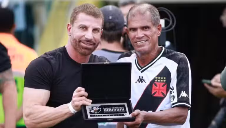 Geovani (dir.) ao lado do presidente do Vasco, Pedrinho — Matheus Lima/Vasco