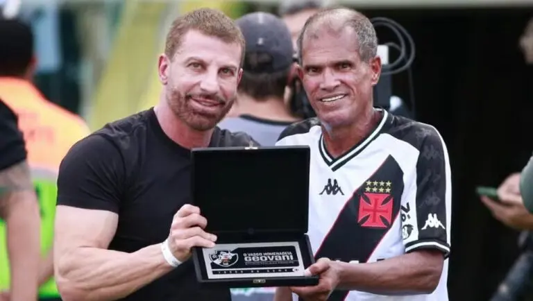 Geovani (dir.) ao lado do presidente do Vasco, Pedrinho — Matheus Lima/Vasco