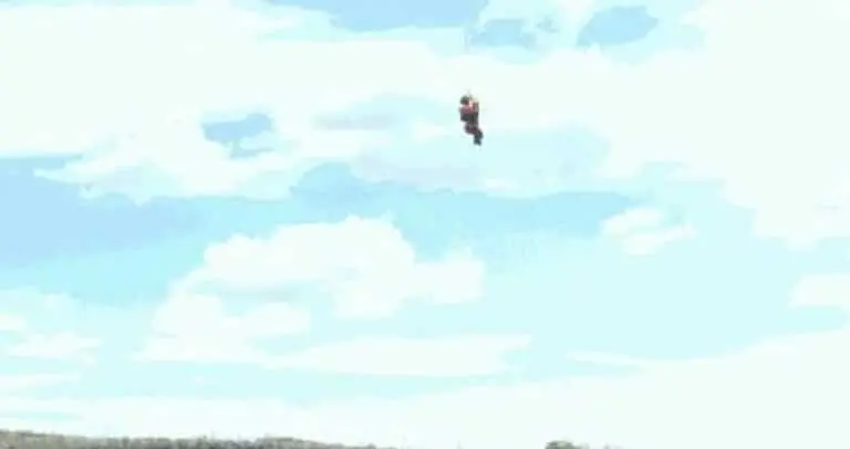 GIF mostra momento em que mulher é resgatada em penhasco após ser dada como desaparecida — Reprodução/TV Globo