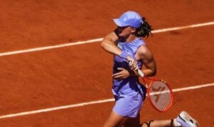 Iga Świątek vence Magda Linette em Roland Garros e segue em busca do quinto título