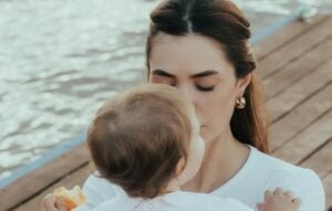 Serena, filha de Jade Magalhães e Luan Santana, aparece em vídeo brincando