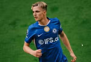 Jesse Derry sofre choque de cabeça e é levado ao hospital em jogo do Chelsea contra Nottingham Forest na Premier League
