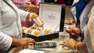 Les entrepreneurs indiens du secteur des métaux précieux adoptent le plan économique de Narendra Modi pour limiter les achats d’or