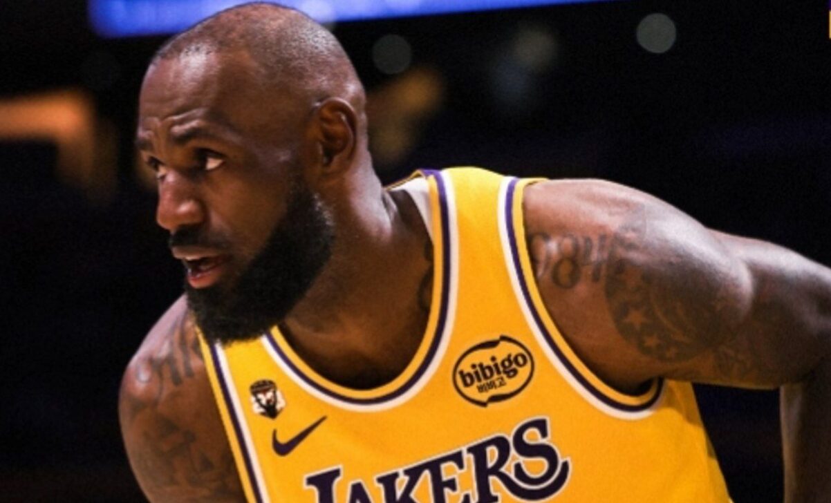 LeBron James - x/@Lakers