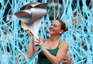 Marta Kostyuk đánh bại Mira Andreeva ở Madrid và ăn mừng danh hiệu chưa từng có bằng màn lộn nhào