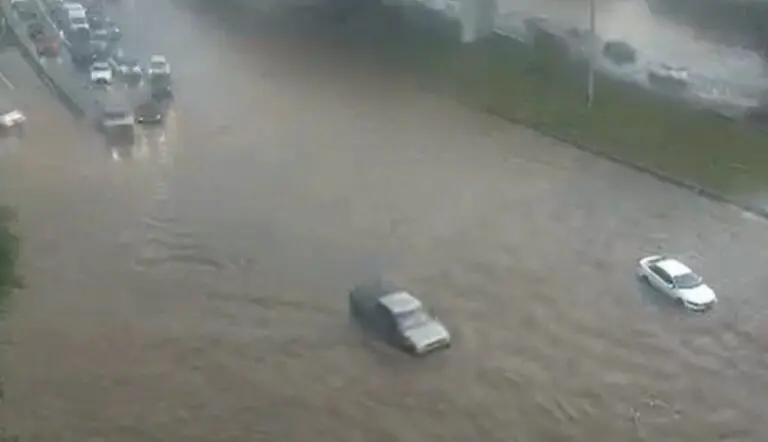Motorista ficar ilhado em forte enchente na Downtown Connector - Reprodução