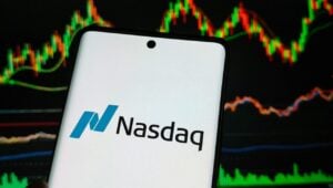 Micron dispara 17% e leva Nasdaq a nova máxima com otimismo em chips