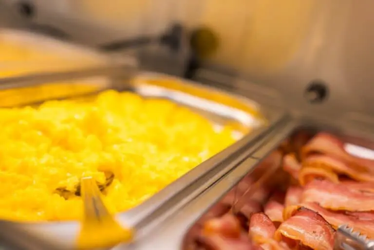 ovos mexidos e bacon em bandeja, buffet