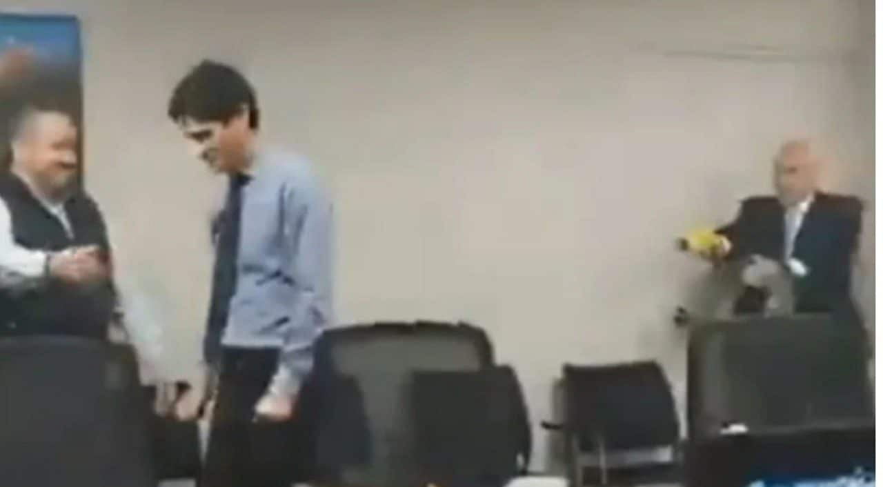 Prefeito do Peru dispara taser em assessor durante demonstração de equipamento