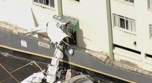 Avión se estrella y se estrella contra un edificio en Belo Horizonte, dejando al piloto inconsciente