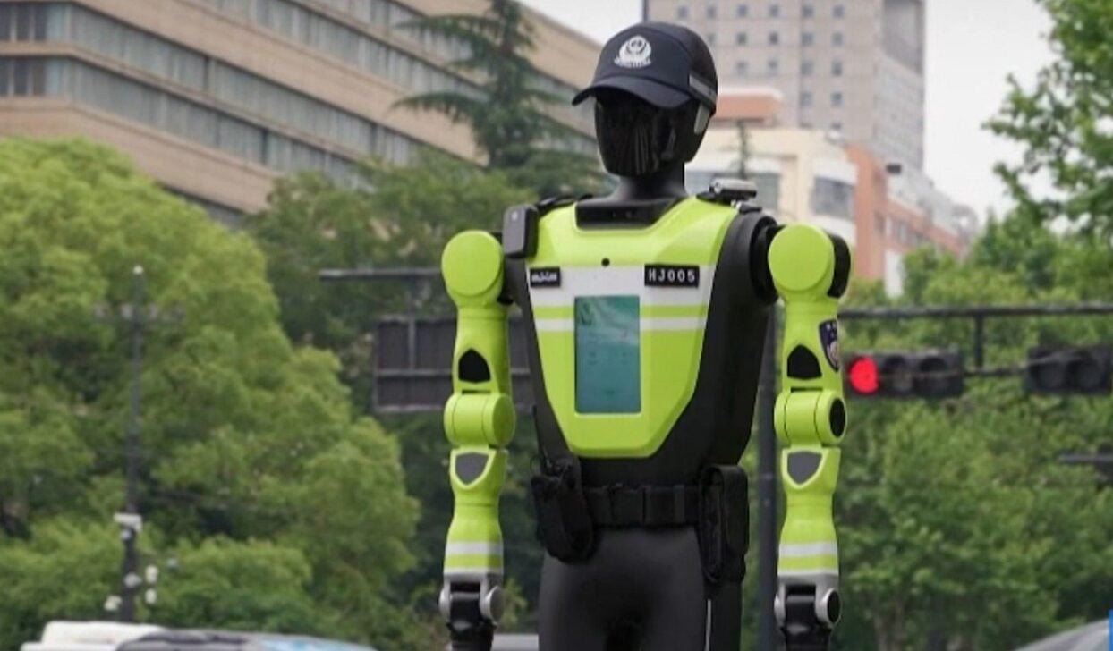 Robôs humanóides controlando trânsito na China - Reprodução/YouTube