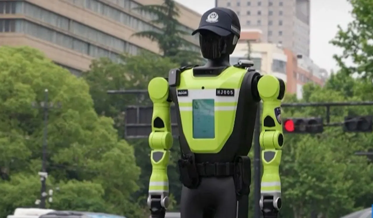 Robôs humanóides controlando trânsito na China - Reprodução/YouTube